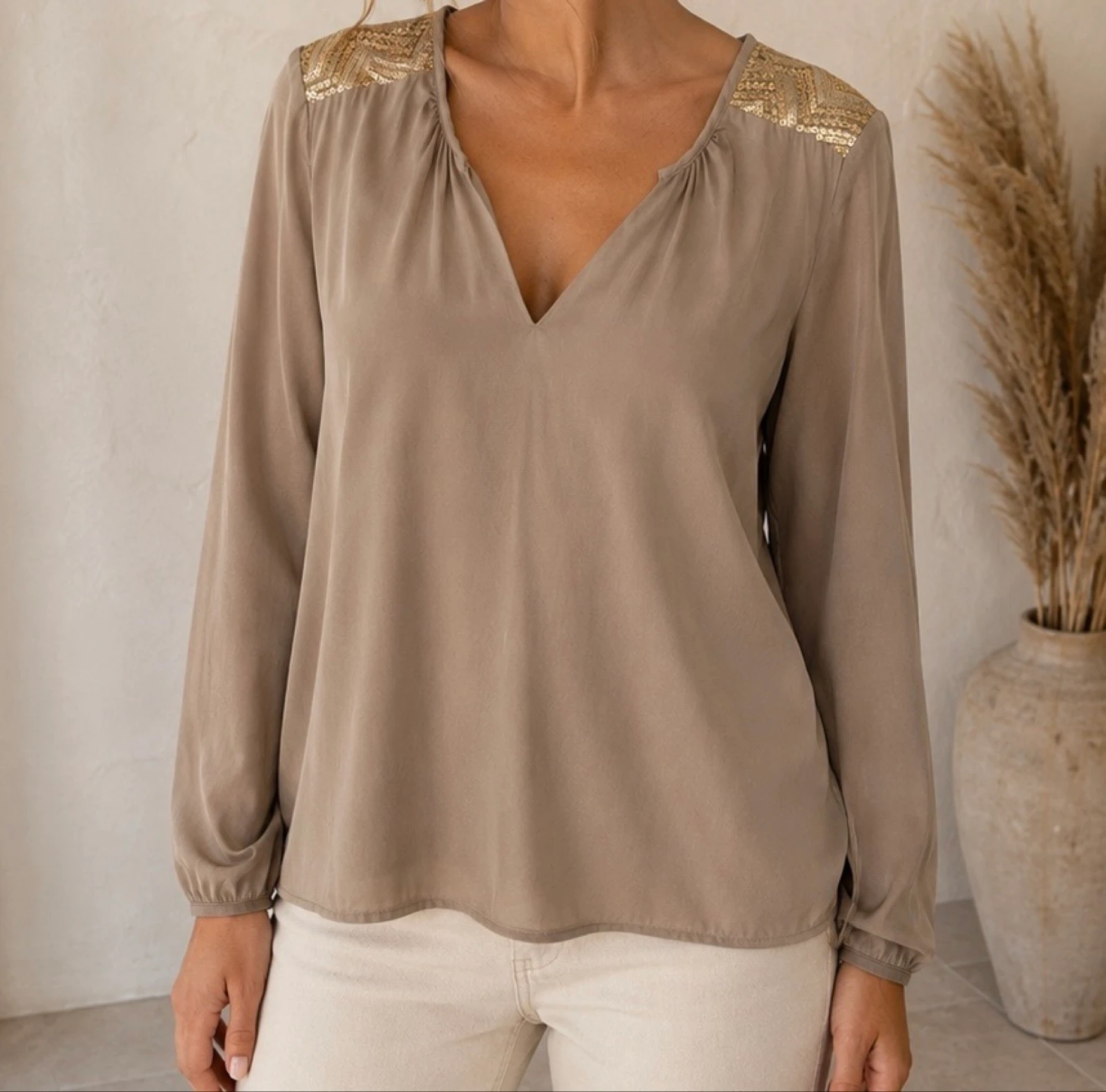 Blusa Carmin Paris color taupe con lentejuelas doradas talla M – photo 2
